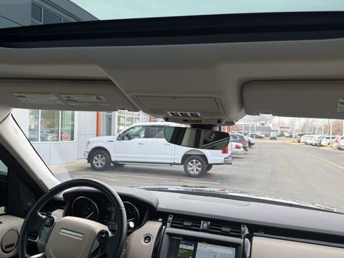 Used 2019 Land Rover Discovery SE image 29