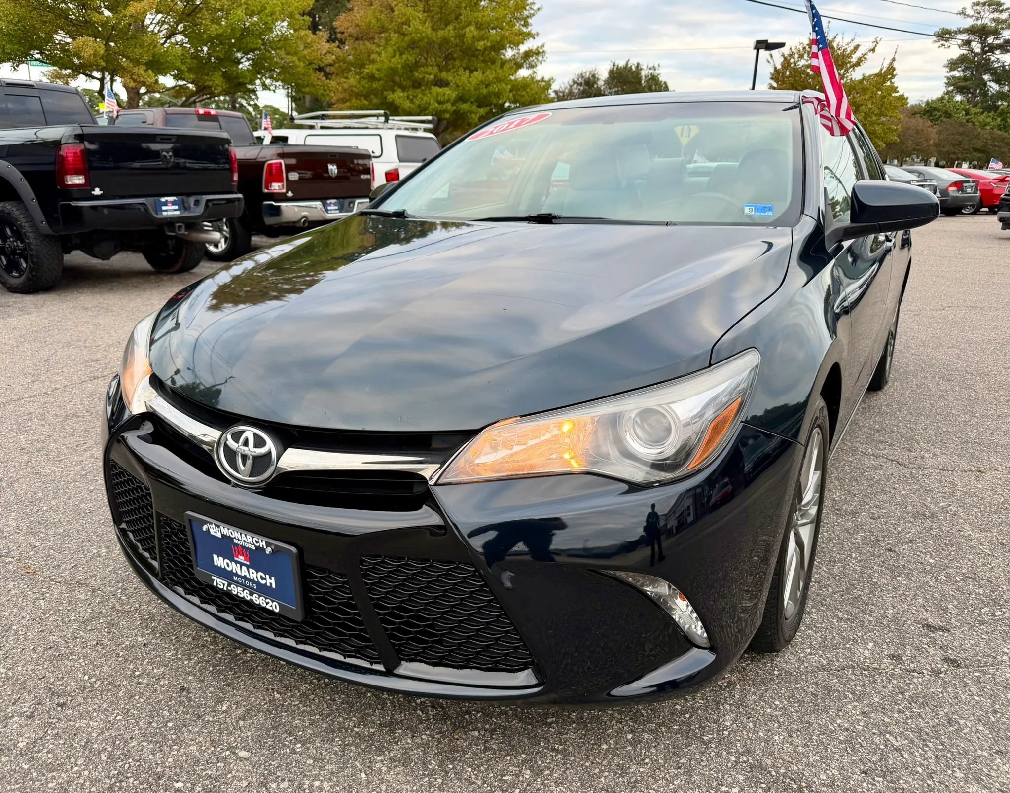 Used 2017 Toyota Camry SE FWD image 1