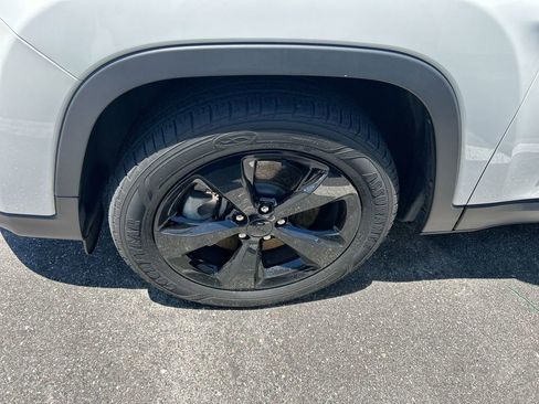 Used 2019 Jeep Cherokee Latitude Plus FWD image 10