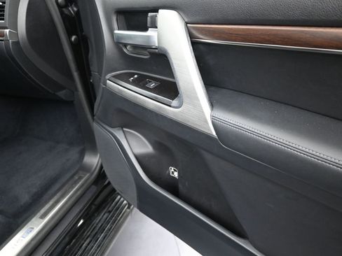 Used 2016 Toyota Land Cruiser image 24