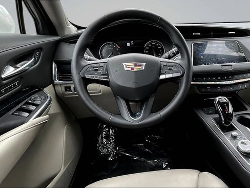 Used 2023 Cadillac XT4 Premium Luxury FWD image 8