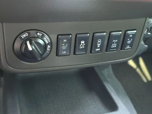 Used 2019 Nissan Frontier PRO-4X w/ Pro-4x Luxury Package image 24