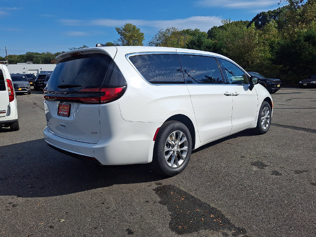 New 2027 Chrysler Pacifica Select AWD/4WD image 4