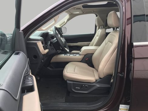 Used 2024 Ford Expedition Limited image 9