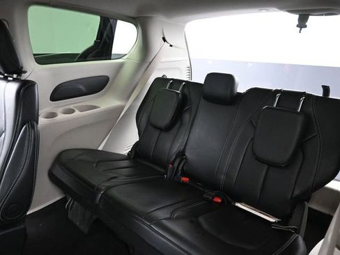 Used 2024 Chrysler Pacifica Touring-L FWD image 16