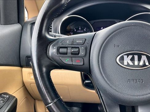 Used 2017 Kia Sedona LX w/ LX Essentials Premium Package FWD image 10