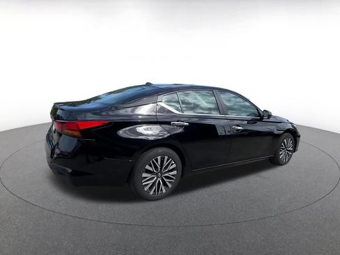 Used 2025 Nissan Altima 2.5 SV FWD image 15