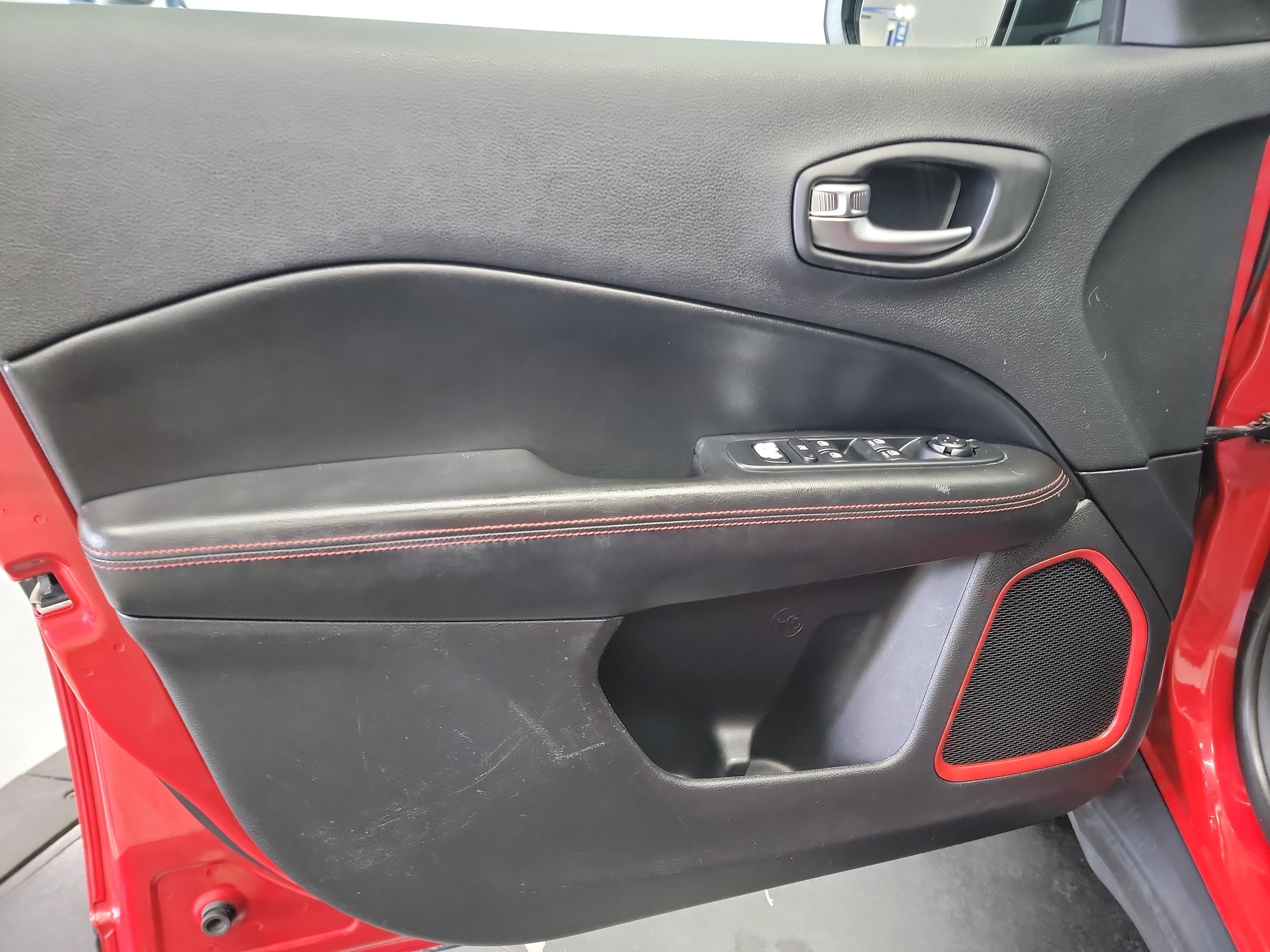 Used 2018 Jeep Compass Trailhawk w/ Leather Interior Group AWD/4WD image 13
