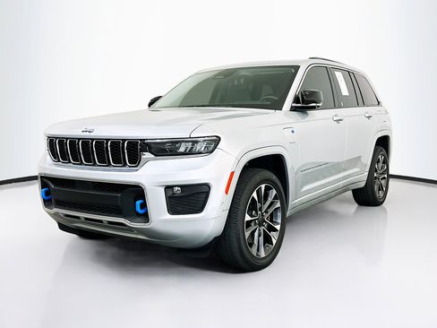Used 2022 Jeep Grand Cherokee Overland w/ Luxury Tech Group IV image 3