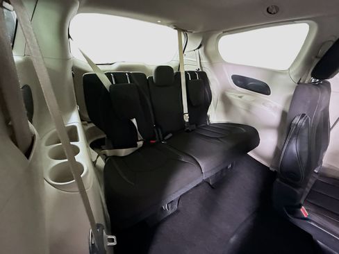 Used 2023 Chrysler Voyager LX image 37
