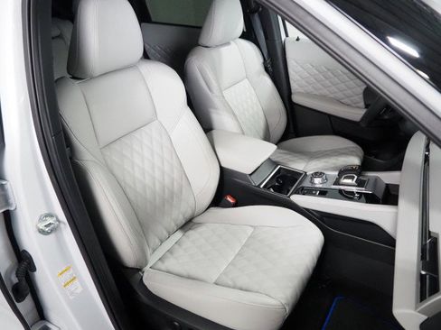 Used 2025 Mitsubishi Outlander SEL image 2