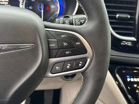 Used 2022 Chrysler Pacifica Limited image 32