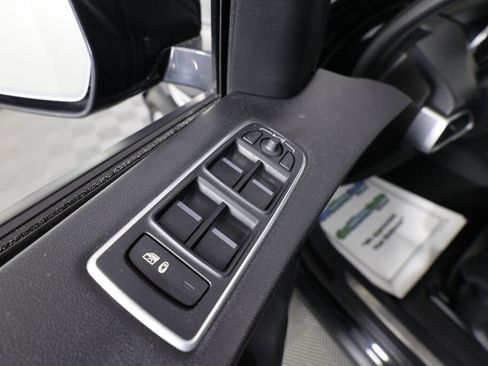 Used 2017 Jaguar F-PACE Premium image 33