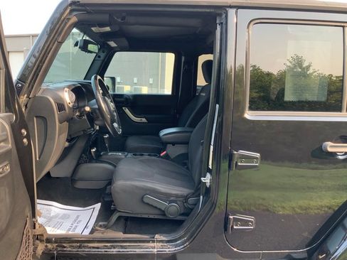 Used 2015 Jeep Wrangler Unlimited Sahara w/ Connectivity Group AWD/4WD image 13