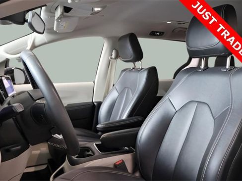 Used 2024 Chrysler Pacifica Touring-L image 15