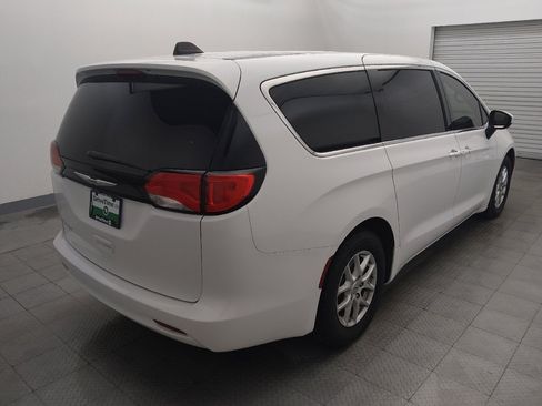 Used 2023 Chrysler Voyager LX FWD image 9