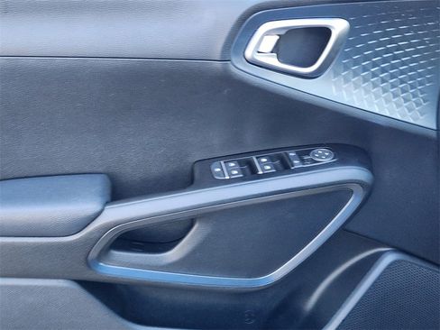 Used 2025 Kia Soul EX image 18