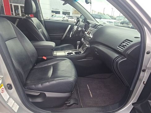 Used 2012 Toyota Highlander SE w/ Tow Pkg image 24