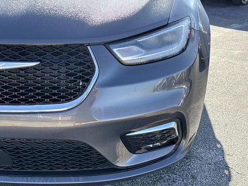 Used 2022 Chrysler Pacifica Touring-L image 9