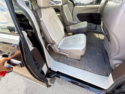 Used 2018 Chrysler Pacifica Touring-L image 32