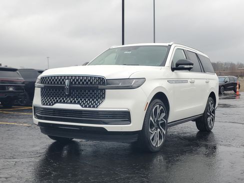 New 2026 Lincoln Navigator Reserve AWD/4WD image 2