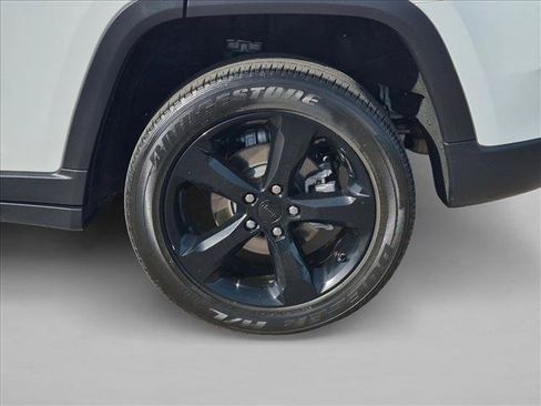 Used 2023 Jeep Grand Cherokee Altitude AWD/4WD image 9