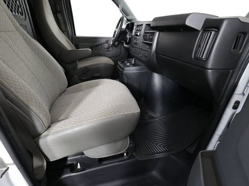 Used 2016 Chevrolet Express 2500 RWD image 21