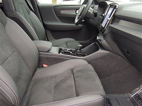 Used 2025 Volvo XC40 B5 Plus image 21