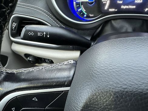 Used 2021 Chrysler Pacifica Touring-L image 29