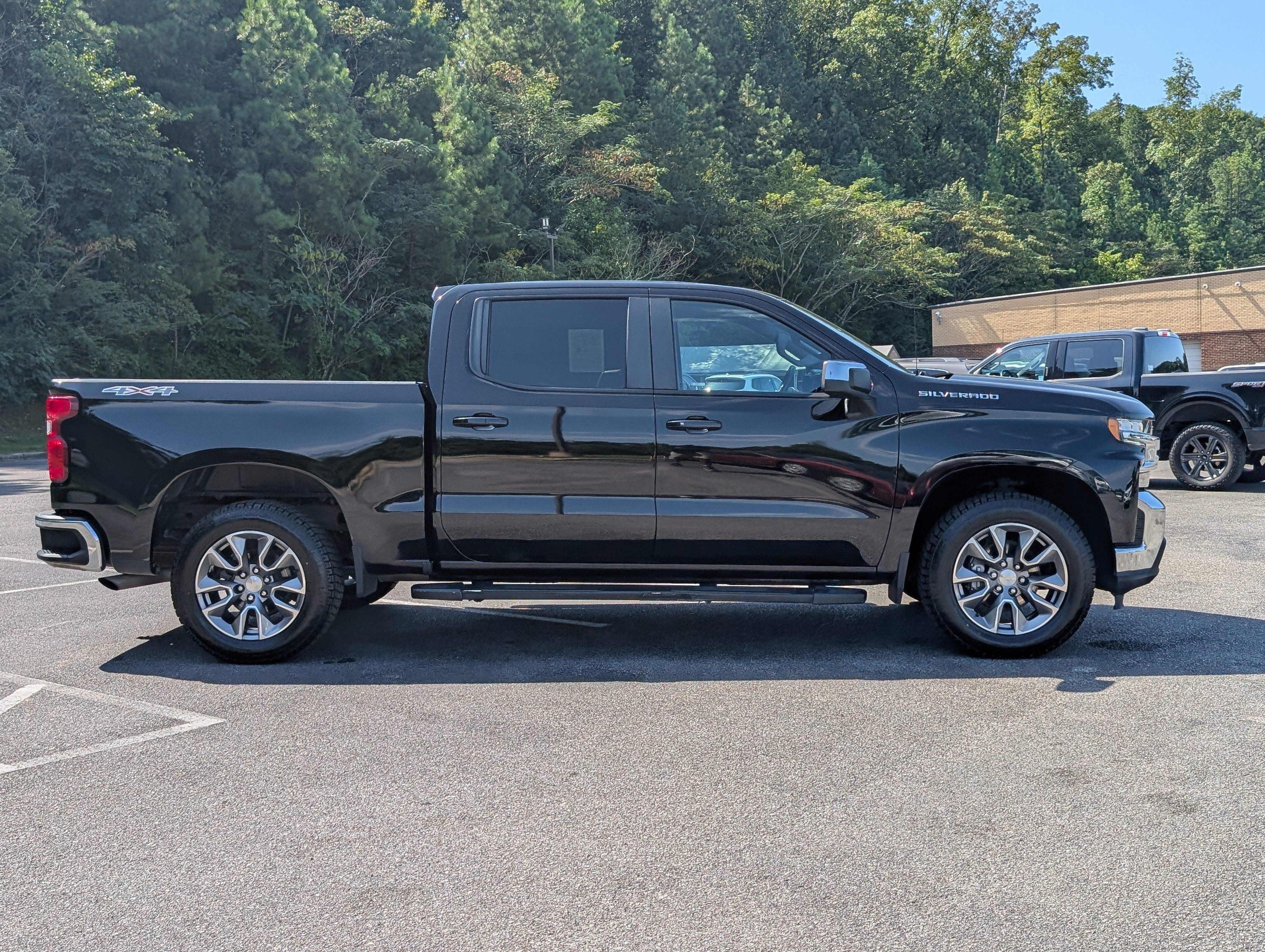 Used 2022 Chevrolet Silverado 1500 LT AWD/4WD image 10