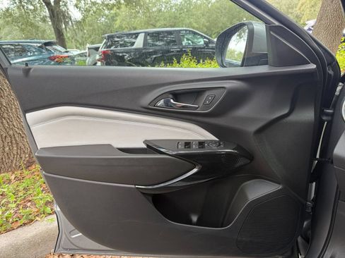 Used 2025 Chevrolet Trax LT FWD image 18