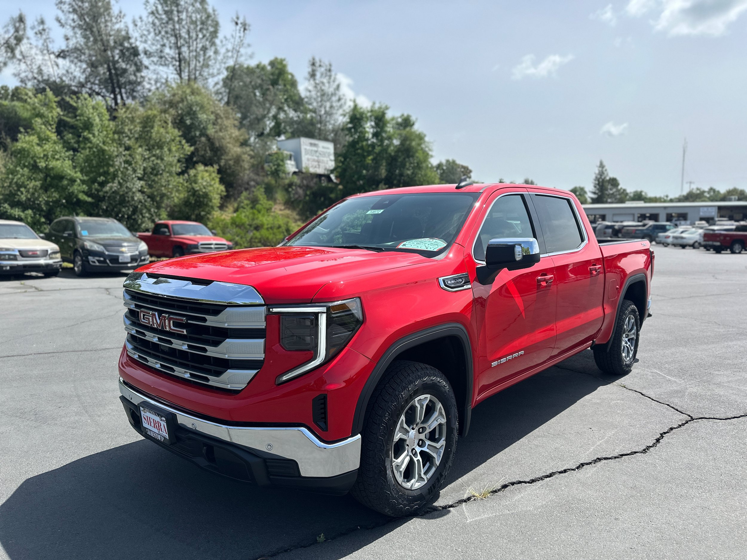 Used 2025 GMC Sierra 1500 SLE AWD/4WD image 1