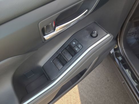 Used 2022 Toyota Highlander XLE AWD/4WD image 13