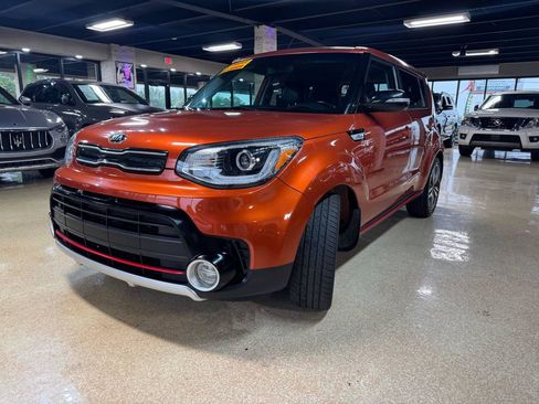 Used 2018 Kia Soul ! w/ Tech Package FWD image 3