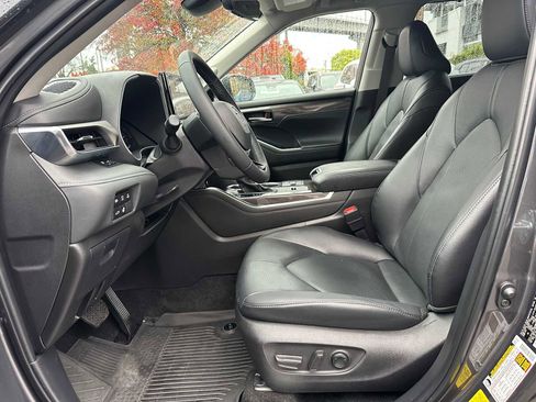 Used 2025 Toyota Highlander Limited image 20