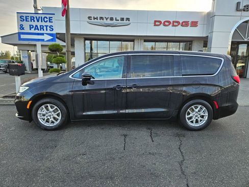 Used 2024 Chrysler Pacifica Touring-L image 2