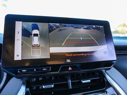 Used 2024 Toyota Venza Limited image 16