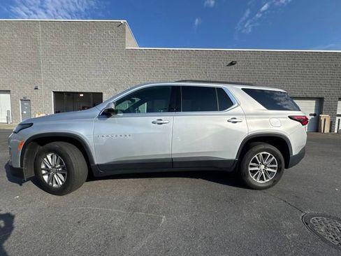 Used 2022 Chevrolet Traverse LT FWD image 2