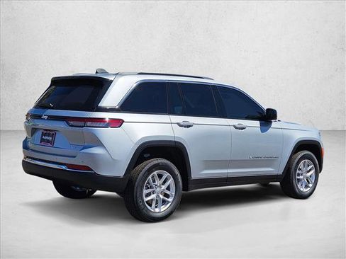 New 2025 Jeep Grand Cherokee Laredo image 2