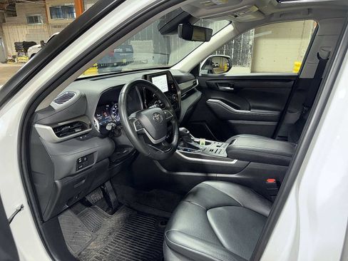 Used 2023 Toyota Highlander XLE AWD/4WD image 29