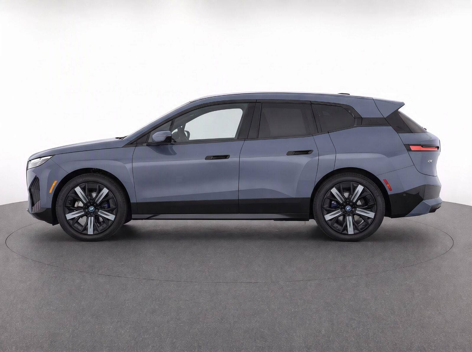 Used 2024 BMW iX xDrive50 w/ Sport Package AWD/4WD image 4