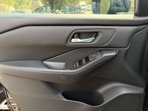Used 2025 Nissan Rogue SV FWD image 15