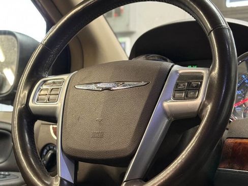Used 2012 Chrysler Town & Country Touring-L w/ Entertainment Group #2 FWD image 17