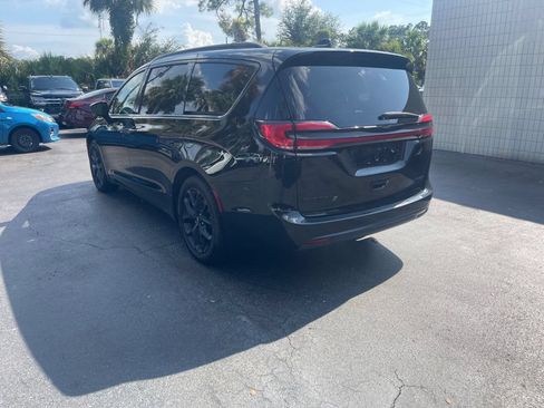 Used 2025 Chrysler Pacifica Limited FWD image 3