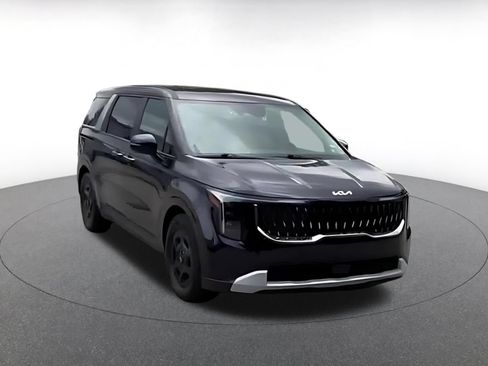 Used 2026 Kia Carnival FWD image 3