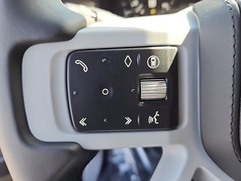 New 2024 Land Rover Defender 110 SE image 17