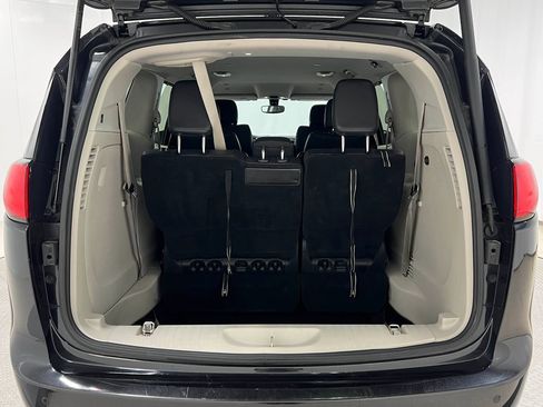 Used 2019 Chrysler Pacifica Touring-L FWD image 28