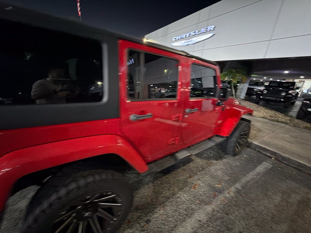Used 2017 Jeep Wrangler Unlimited Sahara w/ Connectivity Group AWD/4WD image 33