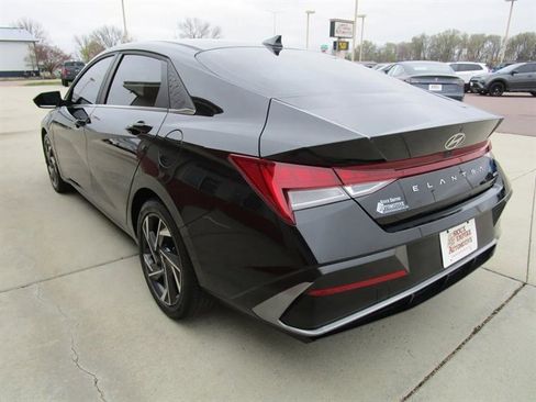 Used 2025 Hyundai Elantra Limited FWD image 7