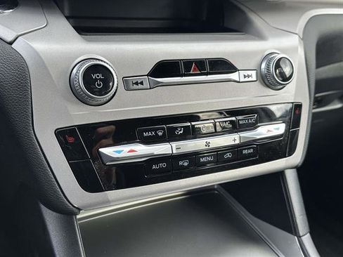 Used 2023 Ford Explorer XLT image 21